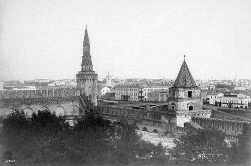 Московский Кремль Москворецкая и Петровская башни